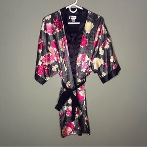 🌸🥋Size M, Vanity Fair Women's Black Floral Polyester kimono Style Robe.